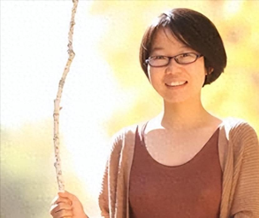 开云平台-45岁的李娟近况曝光，住15W的房子，不生孩子也不上班，选择隐居