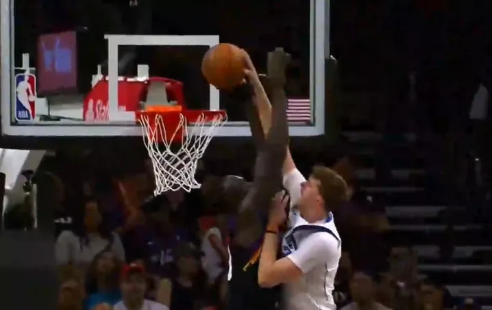 开云体育官网-大学同学不留情面！弗拉格欲劈扣，马卢阿奇送上排球大帽